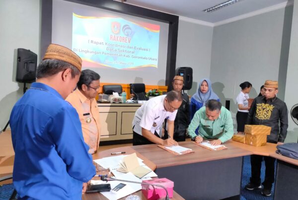 Penandatanganan nota kesepahaman dan penyerahan sertipikat kepada DISKOMINFO atas partsipasinya dalam pelaksanaan P4GN