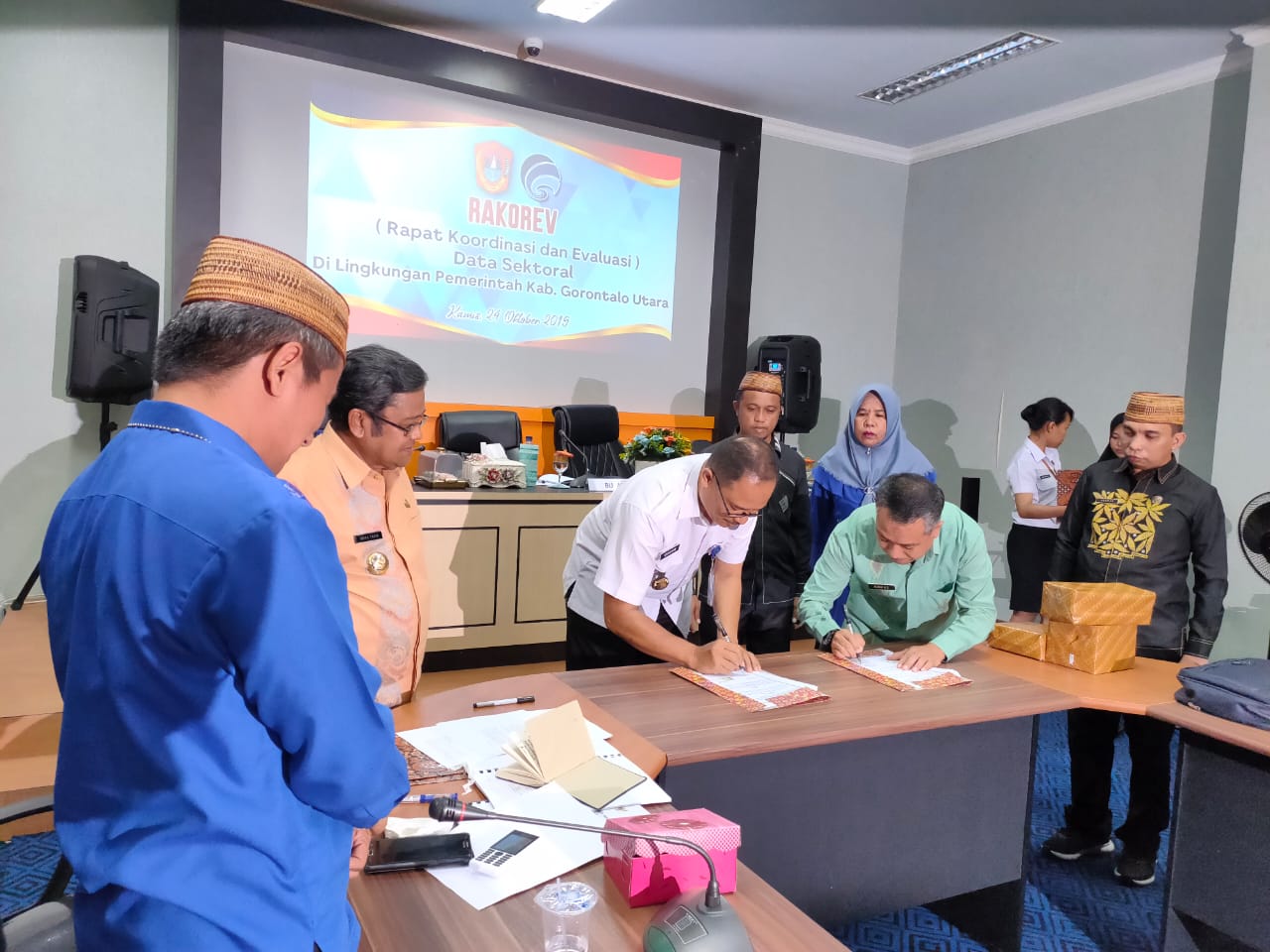 Penandatanganan nota kesepahaman dan penyerahan sertipikat kepada DISKOMINFO atas partsipasinya dalam pelaksanaan P4GN Penandatanganan nota kesepahaman dan penyerahan sertipikat kepada DISKOMINFO atas partsipasinya dalam pelaksanaan P4GN