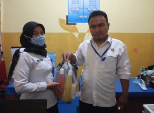 Peduli Pegawai, BNNK Gorut Bagikan Bahan Makanan Penunjang Pencegahan Covid19
