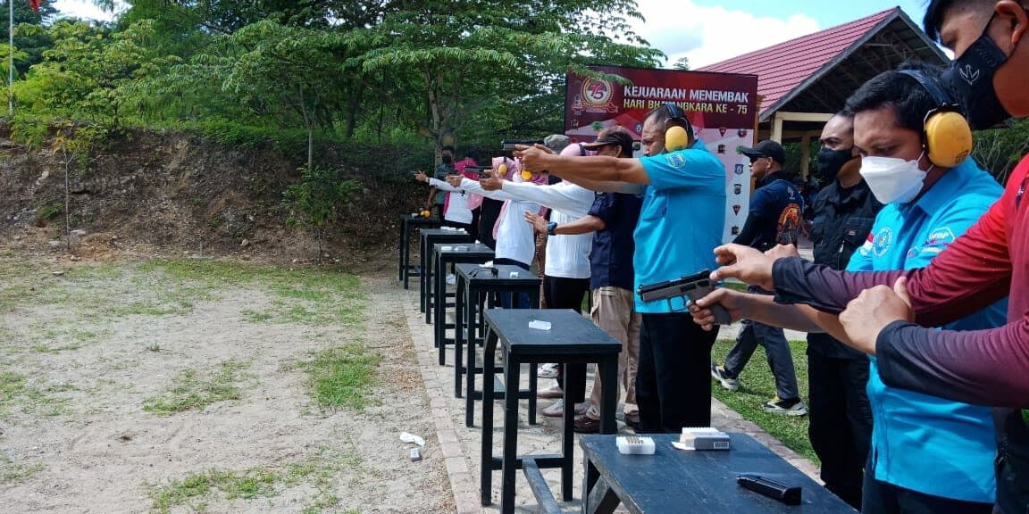Bersama Tim Berantas, Kepala BNN Kab. Gorontalo Utara Kembali Mengasah Kemampuan Menembak