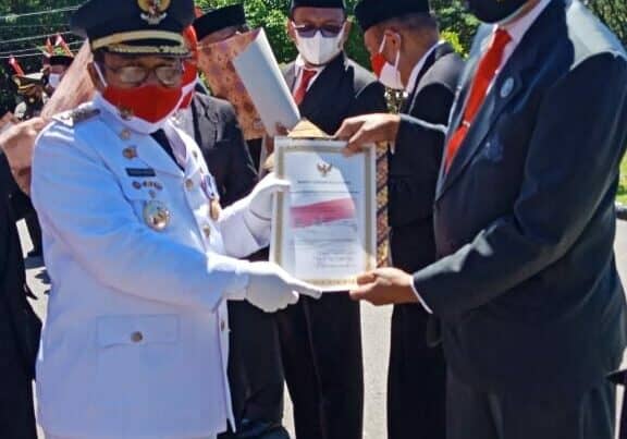 Upacara HUT RI ke – 76, BNN Kab. Gorontalo Utara Terima Penghargaan dari Pemerintah Daerah