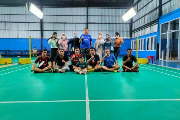 Tingkatkan Kesehatan Pegawai Melalui Pembinaan Jasmani Dengan Bermain Badminton