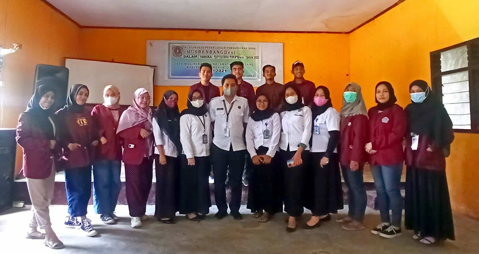 Ciptakan Lingkungan Kerja Yang Bersih Narkoba, Mahasiswa KKN UNG Tematik Gelar Sosialisasi Narkoba Sekaligus Test Urine Bagi Aparat Desa Molingkapoto