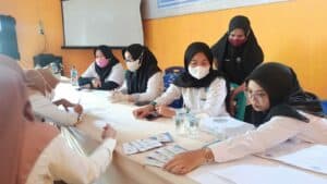 Ciptakan Lingkungan Kerja Yang Bersih Narkoba, Mahasiswa KKN UNG Tematik Gelar Sosialisasi Narkoba Sekaligus Test Urine Bagi Aparat Desa Molingkapoto