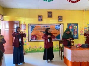 Ajarkan PHBS Tanpa Narkoba Sejak Dini, Mahasiswa KKN UNG Desa Dumolodo Sambangi SDN 3 Gentuma Raya