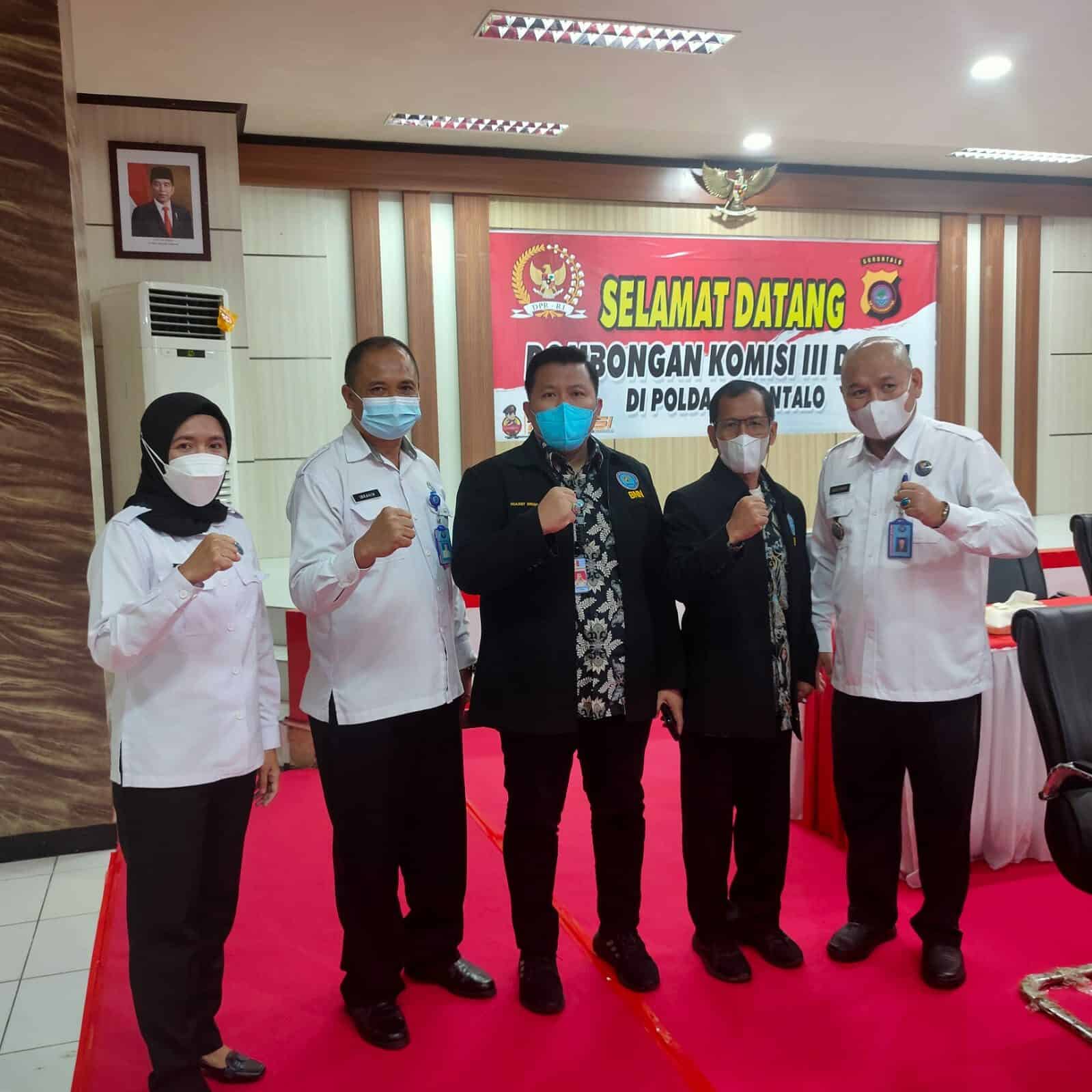 Kepala BNN Kabupaten Gorontalo Utara dan Forkopimda Sambut Kedatangan Ketua Komisi III DPR RI Bersama Rombongan Di Gorontalo
