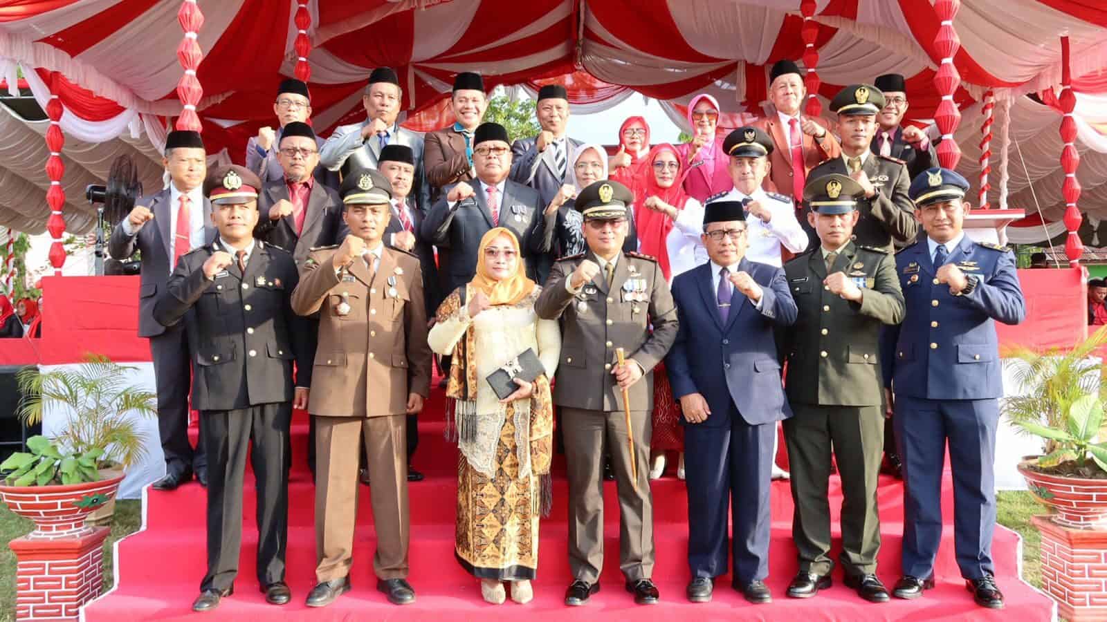 Dandim 1314 Gorontalo Utara Pimpin Upacara Penurunan Bendera HUT Kemerdekaan RI ke-77 di Gentuma Raya Dandim 1314 Gorontalo Utara Pimpin Upacara Penurunan Bendera HUT Kemerdekaan RI ke-77 di Gentuma Raya