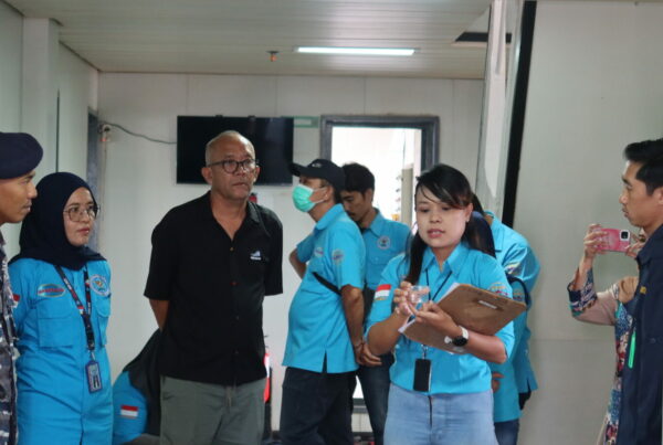 Deteksi Dini Berupa Test Urine Kru dan Nahkoda KM. Sabuk Nusantara 166