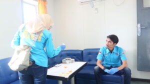 Deteksi Dini Berupa Test Urine Kru dan Nahkoda KM. Sabuk Nusantara 166